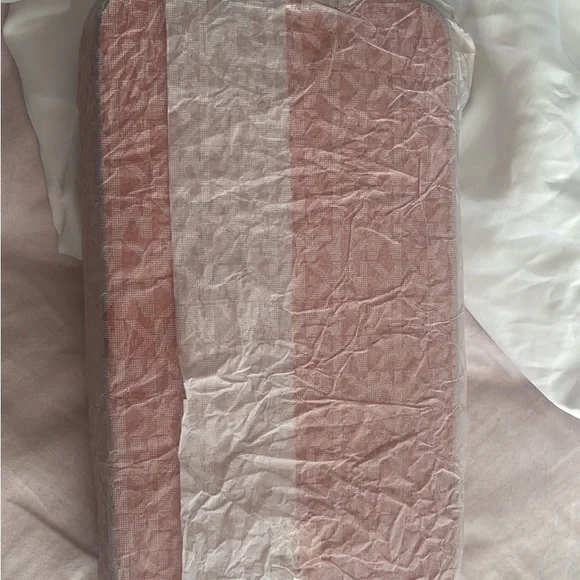 New Michael Kors small bag. I have even open the wrapping papers. - Picture 6 of 8